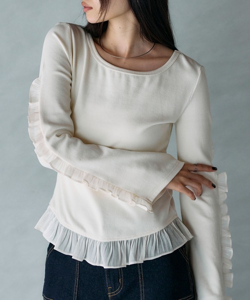 ARVELLIA(アルベリア)の「FRILL ACCENT 2-WAY TOPS(Tシャツ/カットソー・レディース・ブラック/アイボリー・M)」の1枚目の写真