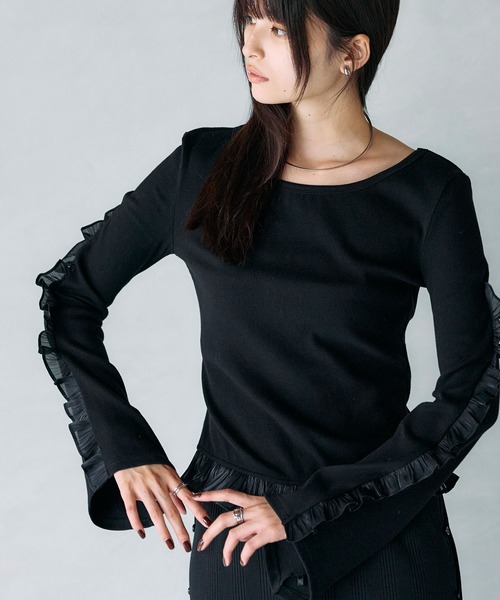 ARVELLIA(アルベリア)の「FRILL ACCENT 2-WAY TOPS(Tシャツ/カットソー・レディース・ブラック/アイボリー・M)」の2枚目の写真