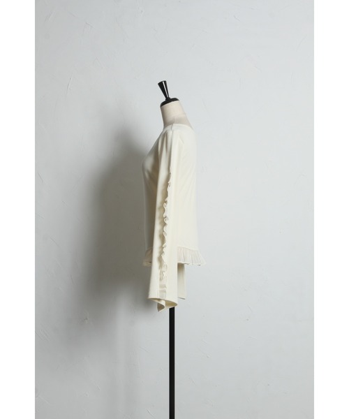 ARVELLIA(アルベリア)の「FRILL ACCENT 2-WAY TOPS(Tシャツ/カットソー・レディース・ブラック/アイボリー・M)」の5枚目の写真