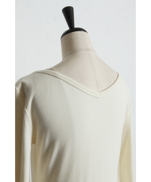 ARVELLIA(アルベリア)の「FRILL ACCENT 2-WAY TOPS(Tシャツ/カットソー・レディース・ブラック/アイボリー・M)」の7枚目の写真