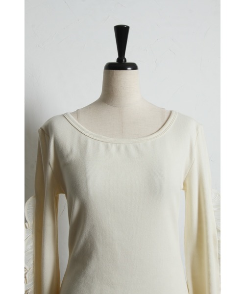 ARVELLIA(アルベリア)の「FRILL ACCENT 2-WAY TOPS(Tシャツ/カットソー・レディース・ブラック/アイボリー・M)」の8枚目の写真