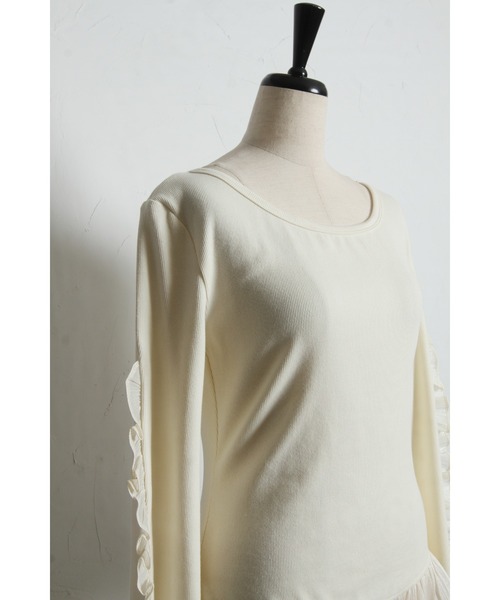 ARVELLIA(アルベリア)の「FRILL ACCENT 2-WAY TOPS(Tシャツ/カットソー・レディース・ブラック/アイボリー・M)」の9枚目の写真