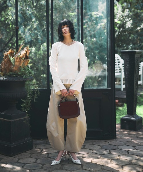 ARVELLIA(アルベリア)の「FRILL ACCENT 2-WAY TOPS(Tシャツ/カットソー・レディース・ブラック/アイボリー・M)」の17枚目の写真