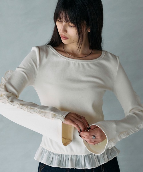 ARVELLIA(アルベリア)の「FRILL ACCENT 2-WAY TOPS(Tシャツ/カットソー・レディース・ブラック/アイボリー・M)」の21枚目の写真
