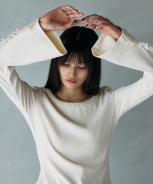 ARVELLIA(アルベリア)の「FRILL ACCENT 2-WAY TOPS(Tシャツ/カットソー・レディース・ブラック/アイボリー・M)」の22枚目の写真