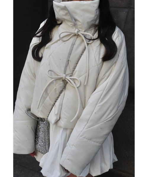 mellowneon(メロウネオン)の「2wayビジューリボンキルティングコート(ダウンジャケット/コート・レディース・ブラック/アイボリー・FREE)」の8枚目の写真