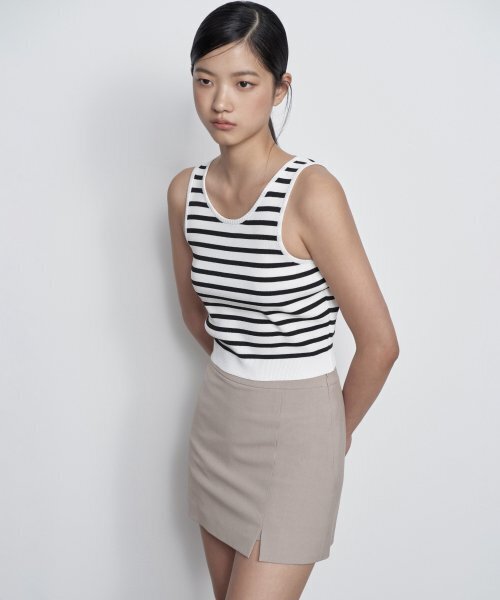 MUSINSA STANDARD WOMAN（ムシンサスタンダードウーマン）の「レディーススリットミニスコート【ライトベージュ】（スカート・レディース・その他・SMALL/MEDIUM/LARGE/X-SMALL）」の2枚目の写真