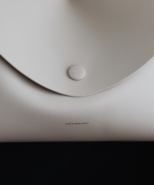 LECCPROJECT(レックプロジェクト)の「モードオンフラップバッグミディアム - 3カラー(メッセンジャーバッグ・レディース・ブラック/ダークブラウン/グレイッシュベージュ/アイボリー・FREE)」の14枚目の写真