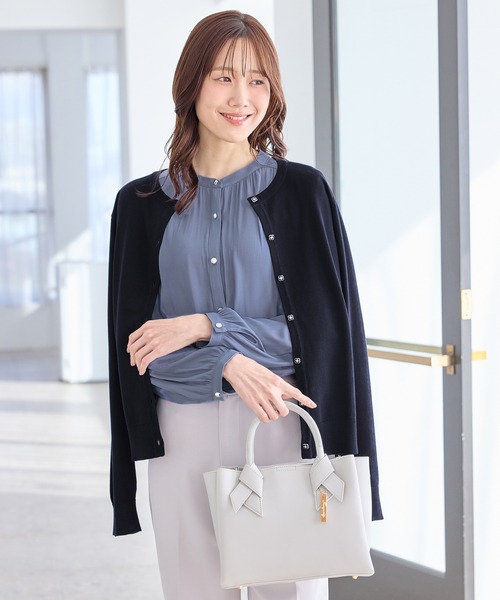 Honeys(ハニーズ)の「バンドカラーブラウス(シャツ/ブラウス・レディース・スミクロ/ホワイト/グレイッシュベージュ/ブルー・3L/L/LL/M/S)」の4枚目の写真