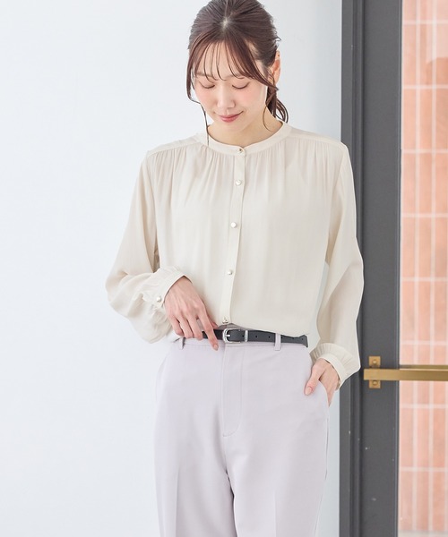 Honeys(ハニーズ)の「バンドカラーブラウス(シャツ/ブラウス・レディース・スミクロ/ホワイト/グレイッシュベージュ/ブルー・3L/L/LL/M/S)」の7枚目の写真