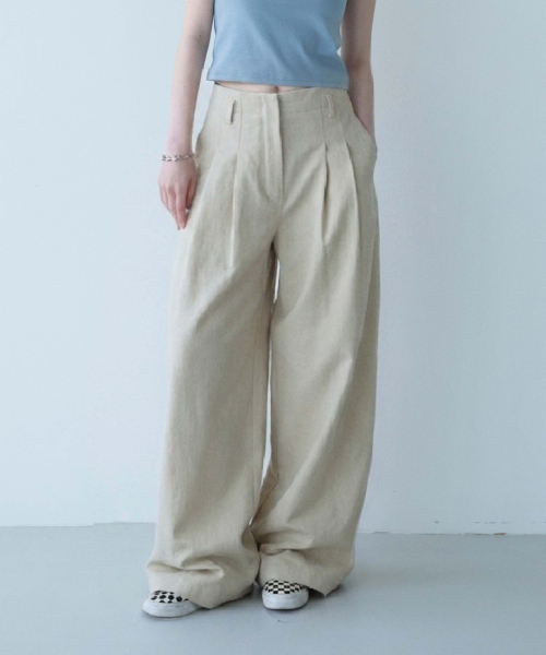 MOIREMOA（モアレモア）の「two-tuck W/S chino pants - beige（その他パンツ・レディース・ベージュ・SMALL/MEDIUM）」の2枚目の写真
