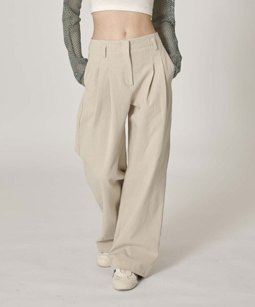 MOIREMOA（モアレモア）の「two-tuck W/S chino pants - beige（その他パンツ・レディース・ベージュ・SMALL/MEDIUM）」の4枚目の写真