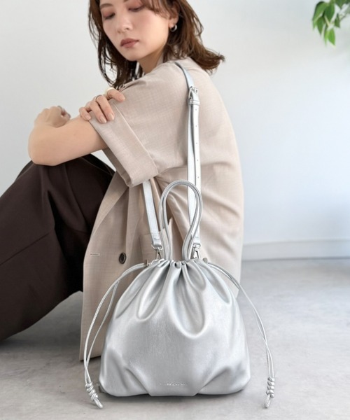 classicalelf（クラシカルエルフ）の「可愛く映えて、頼れる相棒。ソフトレザーマルチウェイ巾着ラウンドバッグ（ショルダーバッグ・レディース・シルバー/ブラック・ONE SIZE）」の2枚目の写真