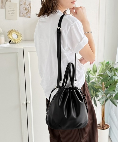 classicalelf（クラシカルエルフ）の「可愛く映えて、頼れる相棒。ソフトレザーマルチウェイ巾着ラウンドバッグ（ショルダーバッグ・レディース・シルバー/ブラック・ONE SIZE）」の7枚目の写真