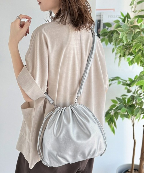 classicalelf（クラシカルエルフ）の「可愛く映えて、頼れる相棒。ソフトレザーマルチウェイ巾着ラウンドバッグ（ショルダーバッグ・レディース・シルバー/ブラック・ONE SIZE）」の11枚目の写真