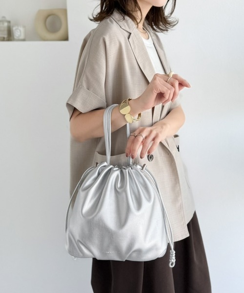 classicalelf（クラシカルエルフ）の「可愛く映えて、頼れる相棒。ソフトレザーマルチウェイ巾着ラウンドバッグ（ショルダーバッグ・レディース・シルバー/ブラック・ONE SIZE）」の10枚目の写真