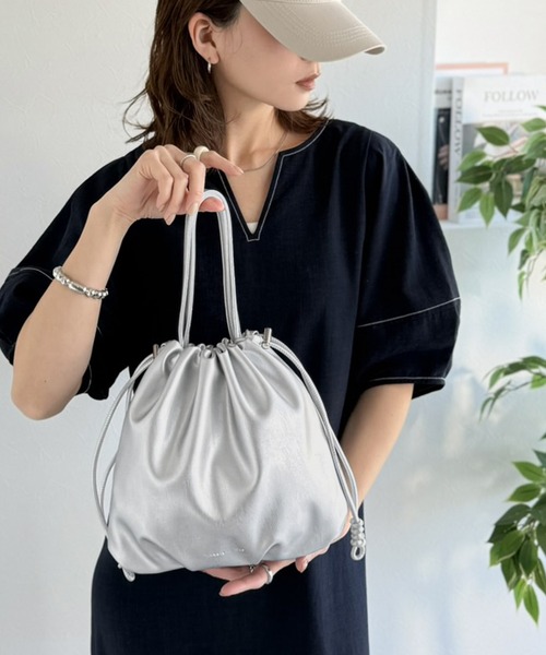 classicalelf（クラシカルエルフ）の「可愛く映えて、頼れる相棒。ソフトレザーマルチウェイ巾着ラウンドバッグ（ショルダーバッグ・レディース・シルバー/ブラック・ONE SIZE）」の13枚目の写真