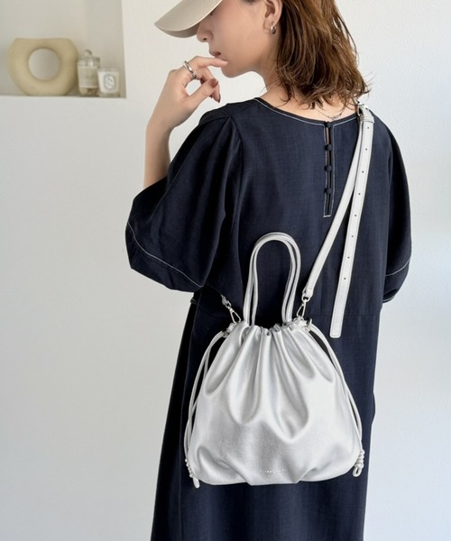 classicalelf（クラシカルエルフ）の「可愛く映えて、頼れる相棒。ソフトレザーマルチウェイ巾着ラウンドバッグ（ショルダーバッグ・レディース・シルバー/ブラック・ONE SIZE）」の14枚目の写真