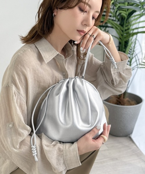 classicalelf（クラシカルエルフ）の「可愛く映えて、頼れる相棒。ソフトレザーマルチウェイ巾着ラウンドバッグ（ショルダーバッグ・レディース・シルバー/ブラック・ONE SIZE）」の9枚目の写真