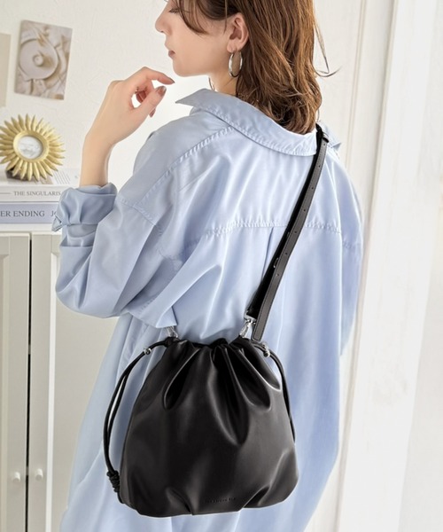 classicalelf（クラシカルエルフ）の「可愛く映えて、頼れる相棒。ソフトレザーマルチウェイ巾着ラウンドバッグ（ショルダーバッグ・レディース・シルバー/ブラック・ONE SIZE）」の4枚目の写真