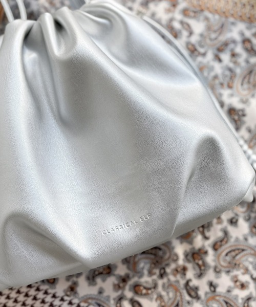 classicalelf（クラシカルエルフ）の「可愛く映えて、頼れる相棒。ソフトレザーマルチウェイ巾着ラウンドバッグ（ショルダーバッグ・レディース・シルバー/ブラック・ONE SIZE）」の18枚目の写真