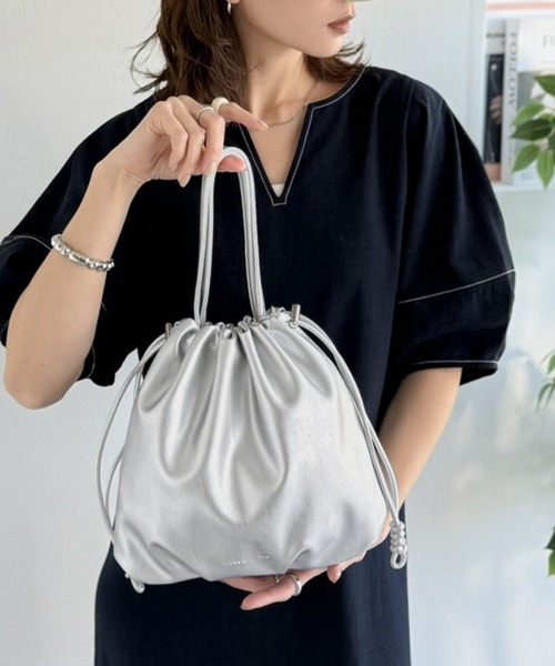 classicalelf（クラシカルエルフ）の「可愛く映えて、頼れる相棒。ソフトレザーマルチウェイ巾着ラウンドバッグ（ショルダーバッグ・レディース・シルバー/ブラック・ONE SIZE）」の19枚目の写真