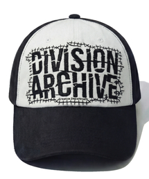 IDWS（アイドンワナセル）の「Division Archive Maxi Cap Black/White（キャップ）」