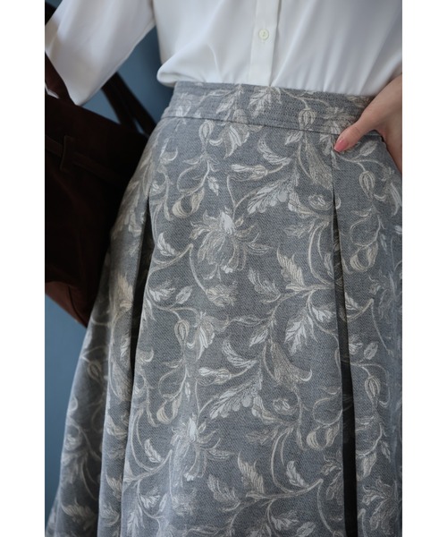 cawaii（カワイイ）の「優美な曲線描く花柄ジャガードミディアムスカート（スカート・レディース・グレー・FREE）」の5枚目の写真