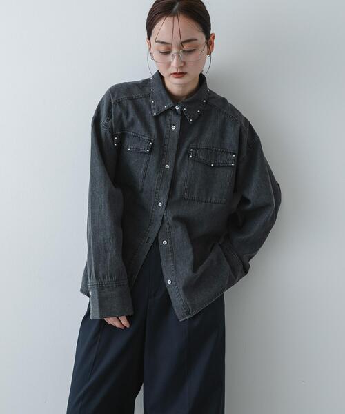 SENSE OF PLACE by URBAN RESEARCH（センスオブプレイスバイアーバンリサーチ）の「スタッズデニムシャツ（シャツ/ブラウス・レディース・インディゴブルー/ライトグレー/ブラック・ONE）」の2枚目の写真