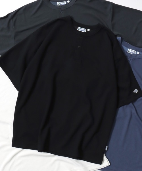 DISCUS（ディスカス）の「DISCUS/ディスカス COOLMAX(R) オーバーサイズ ワッフル ヘンリーネック 半袖Tシャツ レディース メンズ（Tシャツ/カットソー・メンズ・スミクロ/ブラック/グレイッシュブルー/オフホワイト・M/L/LL）」の2枚目の写真