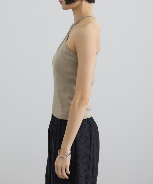 SALON adam et rope'(サロン アダム エ ロペ)の「フロントロープホルターネック(キャミソール・レディース・ベージュ/ブラック/オフホワイト・FREE)」の7枚目の写真