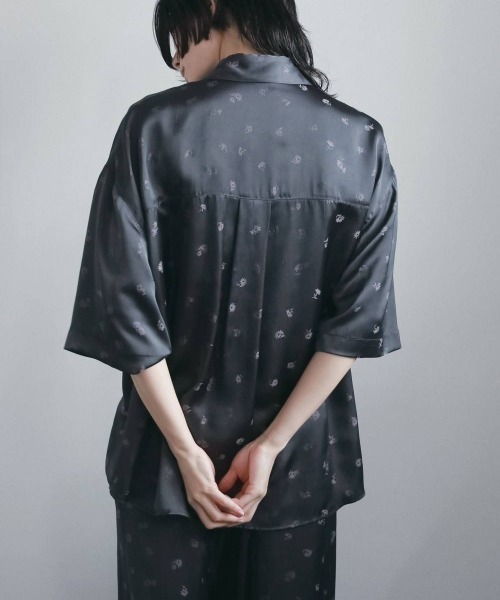 anuke(アンヌーク)の「anuke Jacquard Halfsleeve Shirts ジャガードハーフスリーブシャツ/62620409(シャツ/ブラウス・レディース・チャコールグレー・ONE SIZE)」の3枚目の写真