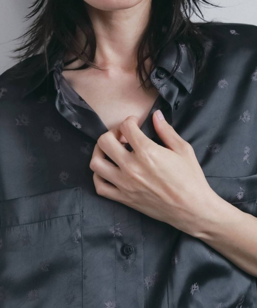 anuke(アンヌーク)の「anuke Jacquard Halfsleeve Shirts ジャガードハーフスリーブシャツ/62620409(シャツ/ブラウス・レディース・チャコールグレー・ONE SIZE)」の2枚目の写真