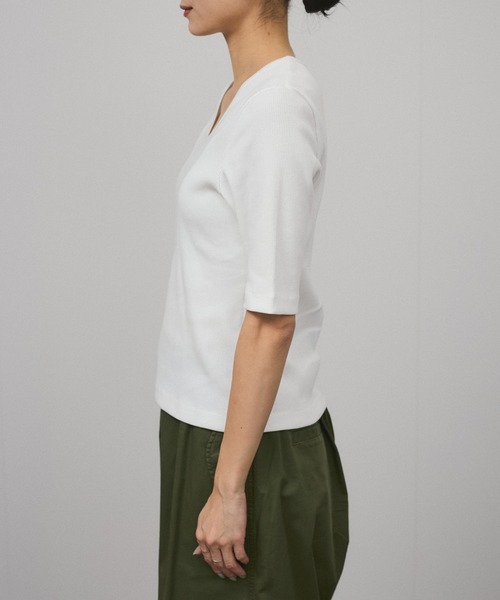 SALON adam et rope'（サロン アダム エ ロペ）の「プリマベールファームリーリブT / UVケア・洗える・新色追加（Tシャツ/カットソー・レディース・ブラウン系その他3/オフホワイト/ブラック・FREE）」の22枚目の写真