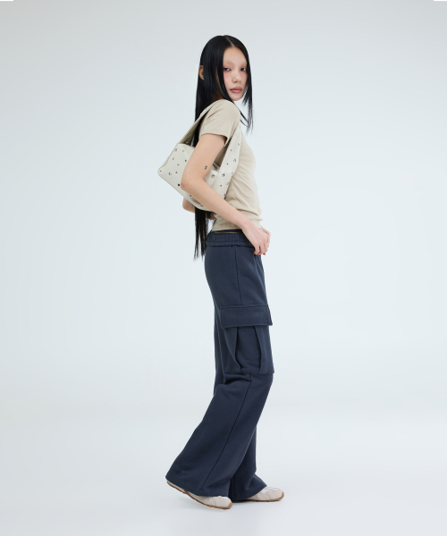 PORTERNA(ポルテナ)の「CARGO BANDING FLARE PANTS-2COLOR(スウェットパンツ・レディース・ブラック/チャコール・OS)」の11枚目の写真