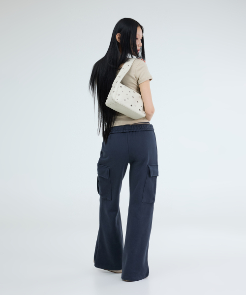 PORTERNA(ポルテナ)の「CARGO BANDING FLARE PANTS-2COLOR(スウェットパンツ・レディース・ブラック/チャコール・OS)」の10枚目の写真