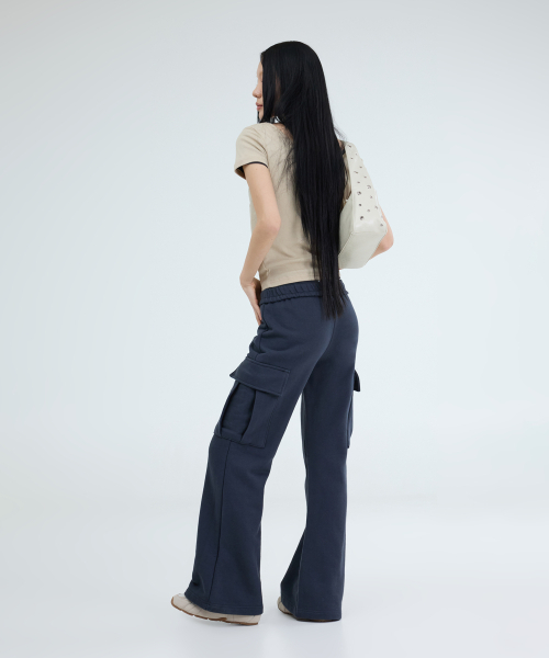 PORTERNA(ポルテナ)の「CARGO BANDING FLARE PANTS-2COLOR(スウェットパンツ・レディース・ブラック/チャコール・OS)」の9枚目の写真