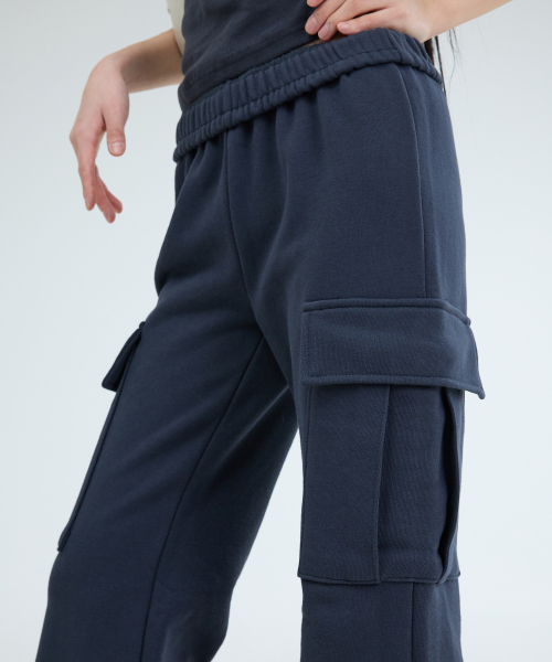 PORTERNA(ポルテナ)の「CARGO BANDING FLARE PANTS-2COLOR(スウェットパンツ・レディース・ブラック/チャコール・OS)」の6枚目の写真