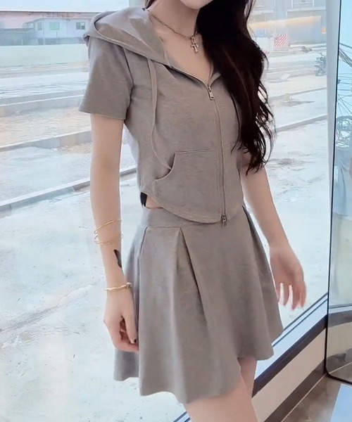 GLAMOROUS JANE(グラマラスジェーン)の「半袖ジップアップパーカー×スカパン 2点セット(セットアップ・レディース・ブラック/グレー・M/L)」の4枚目の写真