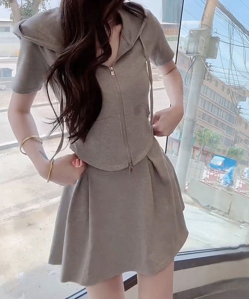 GLAMOROUS JANE(グラマラスジェーン)の「半袖ジップアップパーカー×スカパン 2点セット(セットアップ・レディース・ブラック/グレー・M/L)」の6枚目の写真