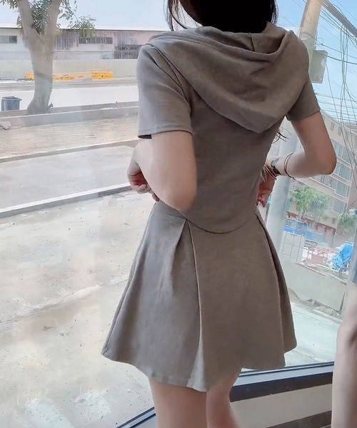 GLAMOROUS JANE(グラマラスジェーン)の「半袖ジップアップパーカー×スカパン 2点セット(セットアップ・レディース・ブラック/グレー・M/L)」の7枚目の写真