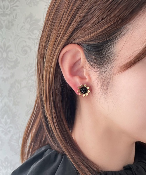tone(トーン)の「【mallelabrocante/マルラブロカント】レトロフラワーと天然石の痛みにくいつぶつぶイヤリング(イヤリング・レディース・ホワイト/ブラック・FREE)」の9枚目の写真