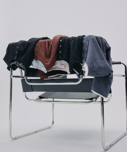 SELLE GLANT（セレグランテ）の「LAYERED HENLEY NECK SLUB T-SHIRT/レイヤードスタイルヘンリーネックスラブTシャツ（Tシャツ/カットソー・メンズ・ブラック系その他/ネイビー/ダークブラウン/ブラック・SMALL/MEDIUM/LARGE）」の7枚目の写真