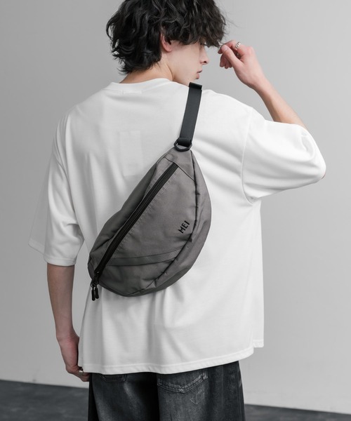 MEI（メイ）の「MEI メイ BOTTOMLINE L ハーフムーンショルダーバッグ/ボディバッグ（ショルダーバッグ・メンズ・ベージュ/グレー/ブラック・FREE）」の10枚目の写真