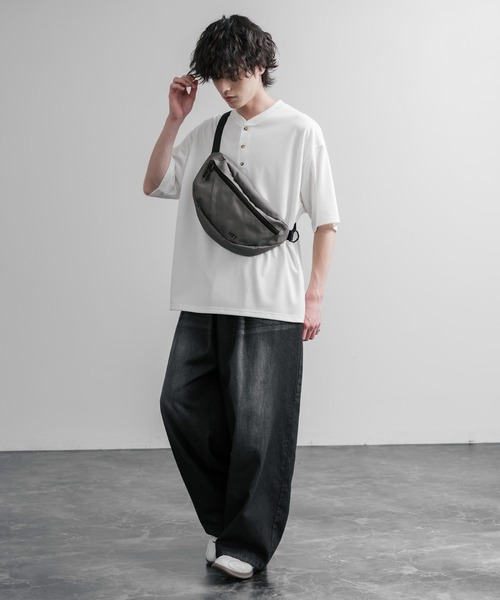 MEI（メイ）の「MEI メイ BOTTOMLINE L ハーフムーンショルダーバッグ/ボディバッグ（ショルダーバッグ・メンズ・ベージュ/グレー/ブラック・FREE）」の13枚目の写真