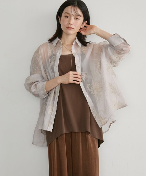 Doux archives(ドゥアルシーヴ)の「フラワー刺繍シアーオーバーシャツ(シャツ/ブラウス・レディース・ブラック/グレイッシュベージュ/アイボリー・FREE)」の3枚目の写真