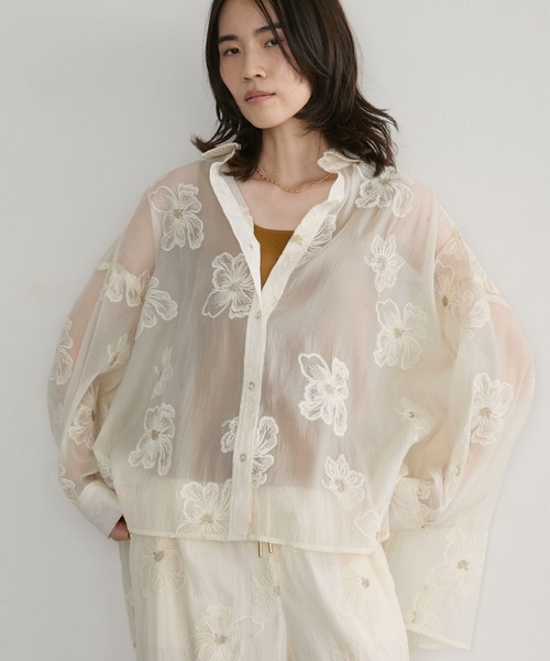 Doux archives(ドゥアルシーヴ)の「フラワー刺繍シアーオーバーシャツ(シャツ/ブラウス・レディース・ブラック/グレイッシュベージュ/アイボリー・FREE)」の1枚目の写真