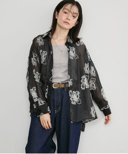 Doux archives(ドゥアルシーヴ)の「フラワー刺繍シアーオーバーシャツ(シャツ/ブラウス・レディース・ブラック/グレイッシュベージュ/アイボリー・FREE)」の2枚目の写真