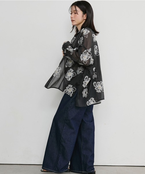 Doux archives(ドゥアルシーヴ)の「フラワー刺繍シアーオーバーシャツ(シャツ/ブラウス・レディース・ブラック/グレイッシュベージュ/アイボリー・FREE)」の6枚目の写真