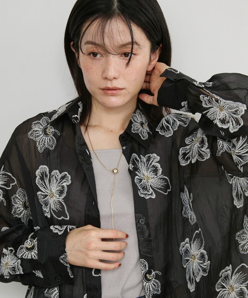 Doux archives(ドゥアルシーヴ)の「フラワー刺繍シアーオーバーシャツ(シャツ/ブラウス・レディース・ブラック/グレイッシュベージュ/アイボリー・FREE)」の21枚目の写真